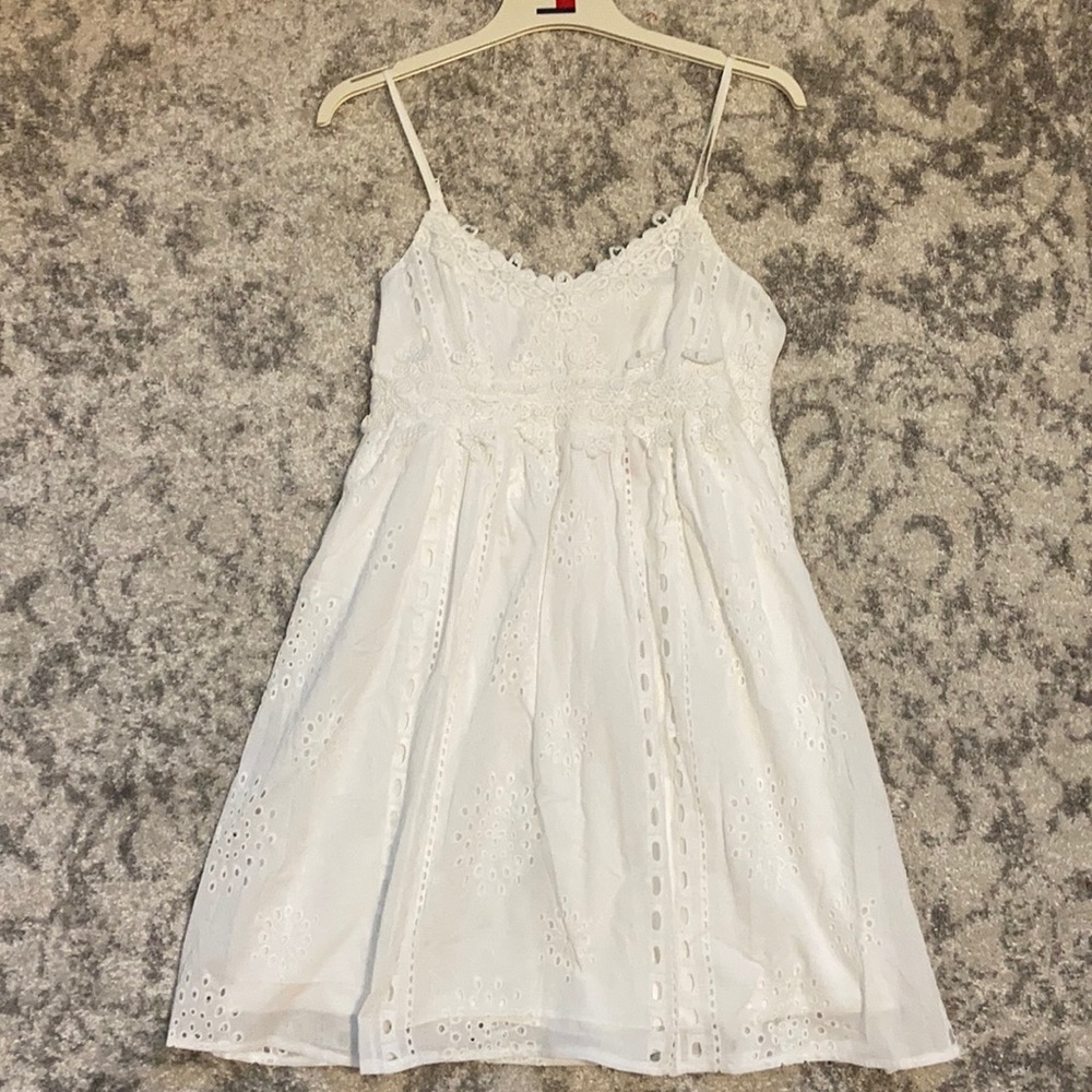 Lace dress - Picture 2 of 5